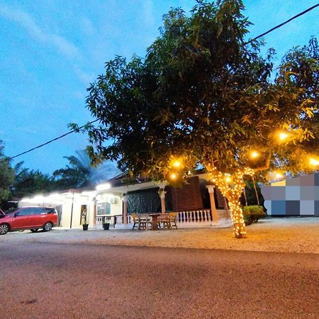 Basrie Villa "Mslim Only" - Mini Cinema , Private Pool , Wi-Fi , Netflix Muar Dış mekan fotoğraf