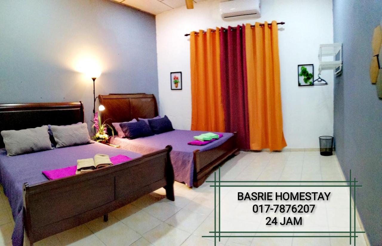 Basrie Villa "Mslim Only" - Mini Cinema , Private Pool , Wi-Fi , Netflix Muar Dış mekan fotoğraf