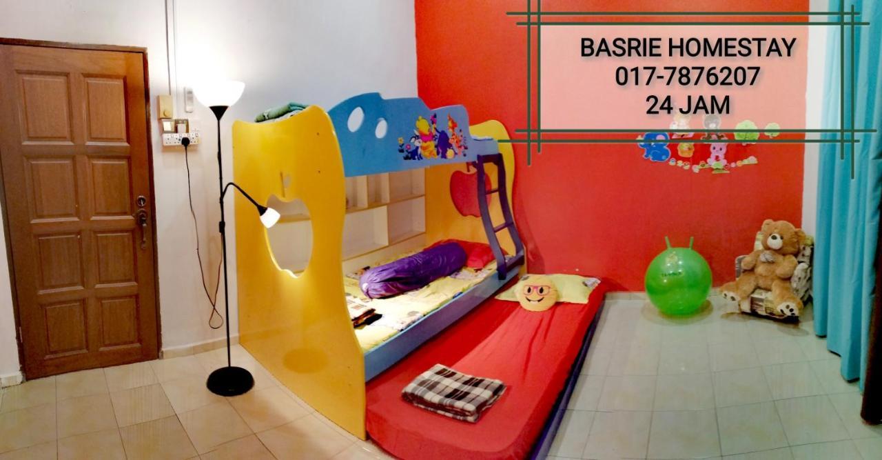 Basrie Villa "Mslim Only" - Mini Cinema , Private Pool , Wi-Fi , Netflix Muar Dış mekan fotoğraf