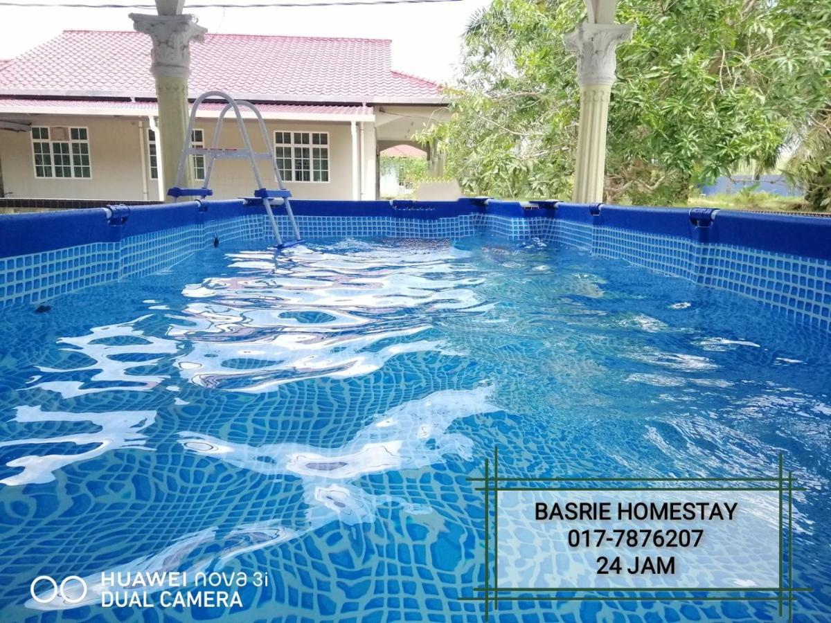 Basrie Villa "Mslim Only" - Mini Cinema , Private Pool , Wi-Fi , Netflix Muar Dış mekan fotoğraf