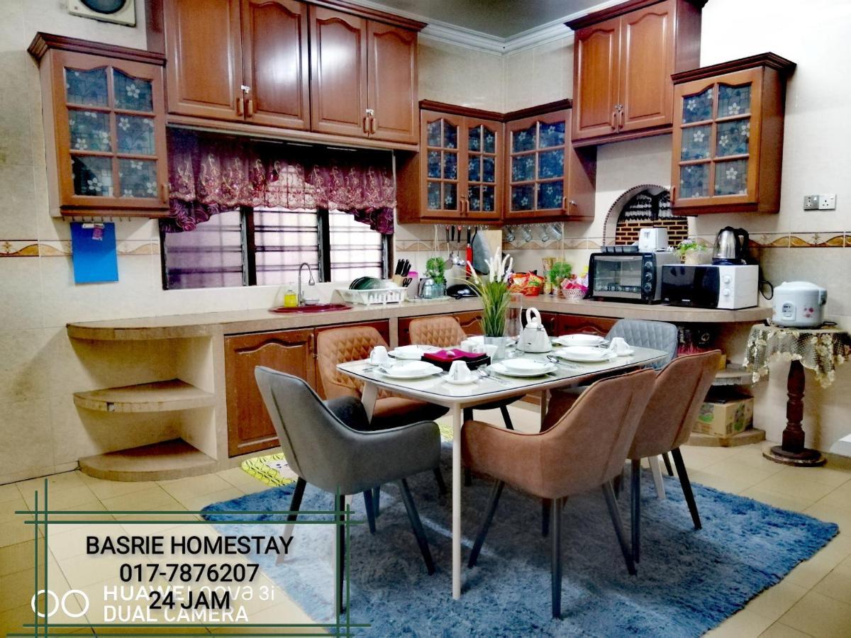 Basrie Villa "Mslim Only" - Mini Cinema , Private Pool , Wi-Fi , Netflix Muar Dış mekan fotoğraf