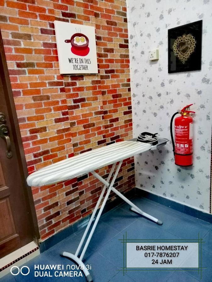 Basrie Villa "Mslim Only" - Mini Cinema , Private Pool , Wi-Fi , Netflix Muar Dış mekan fotoğraf