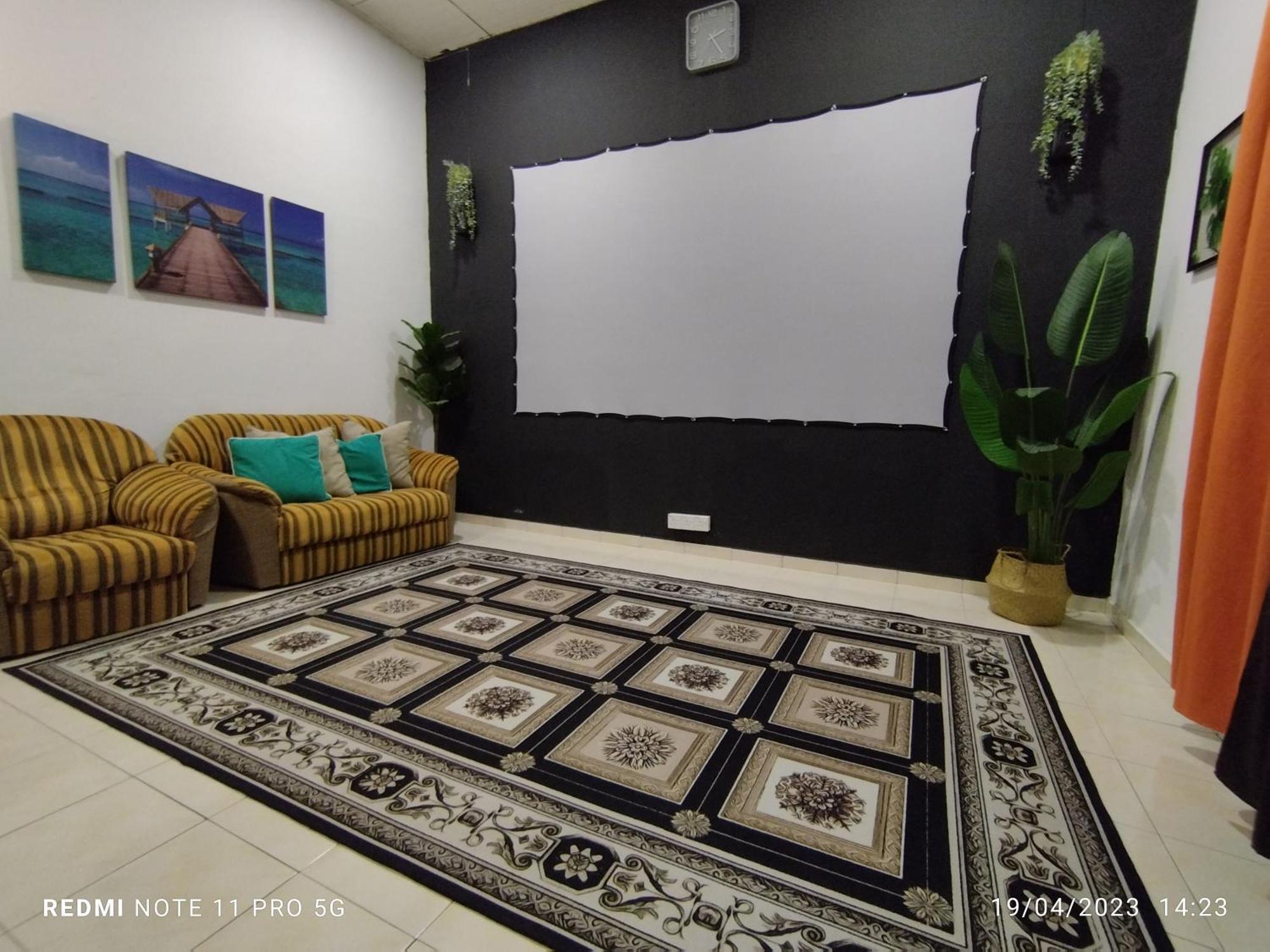 Basrie Villa "Mslim Only" - Mini Cinema , Private Pool , Wi-Fi , Netflix Muar Dış mekan fotoğraf